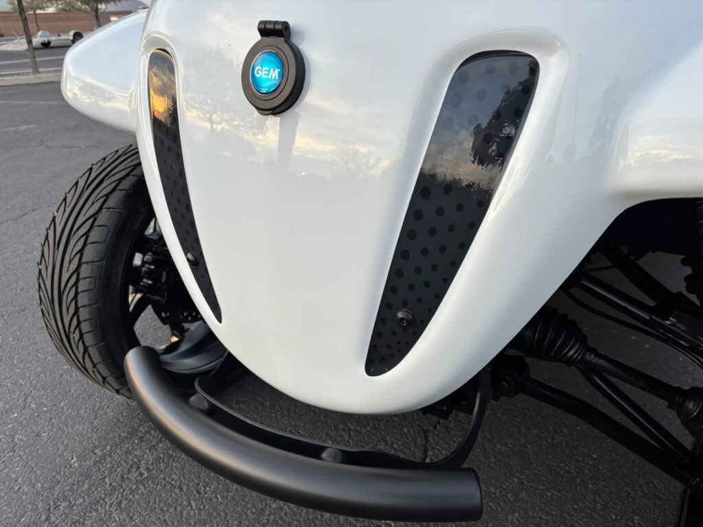 Beautiful 2015 GEM CAR 6 SEAT LIMO NEV GOLF CART 72v, White ON Black, 17″ RIMS