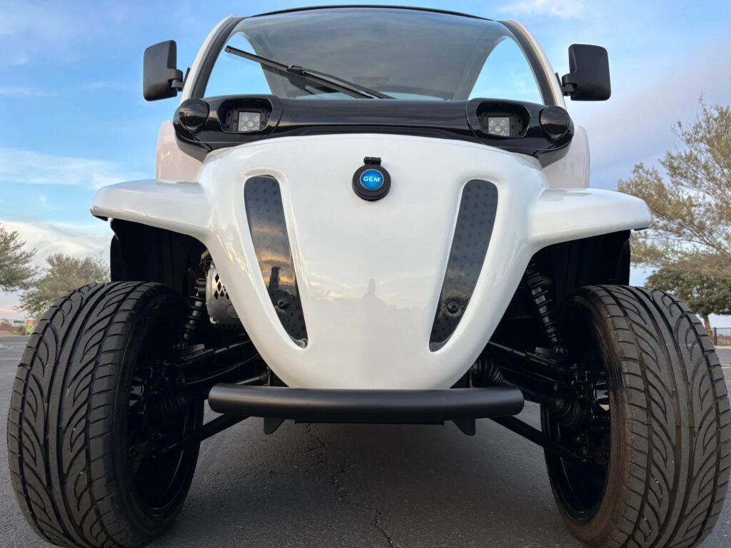 Beautiful 2015 GEM CAR 6 SEAT LIMO NEV GOLF CART 72v, White ON Black, 17″ RIMS